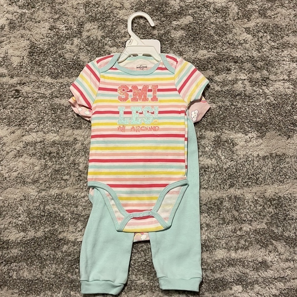 Quiltex Layette Girls Onesies Set l SIZE 6-9 Months - Picture 2 of 3